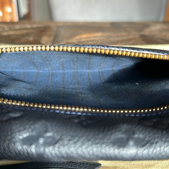 Louis Vuitton 10 Pettilante, monogram empreinte leather flap clutch in blue - Picture 6 of 14